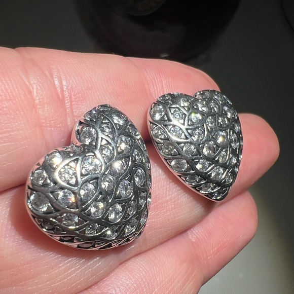 Sparkling Pattern Heart Stud Earrings - Picture 11 of 12